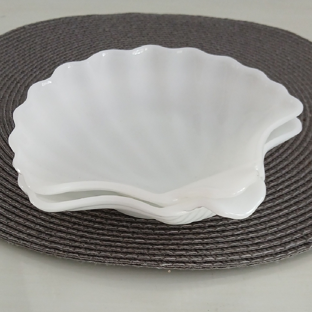 Vintage White Milk Glass Scallop Seashell Candy Trinket Jewelry Dish Bowl (2)